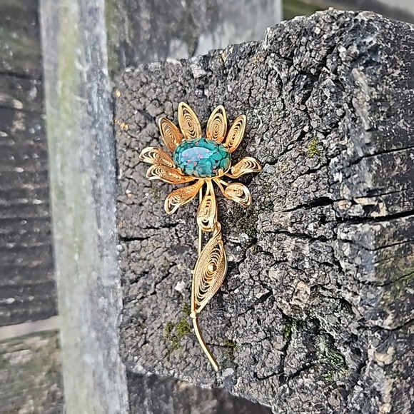 ViVintage Western Germany Pin Glass Stone Filigree Petals Flower Goldtone/Green - Picture 5 of 5